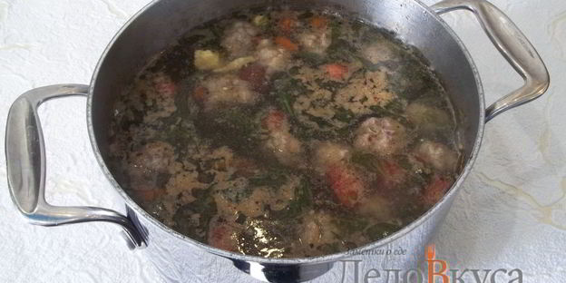 суп с фрикадельками и яйцом на мясном бульоне