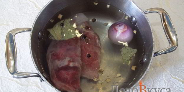 суп с фрикадельками и яйцом на мясном бульоне