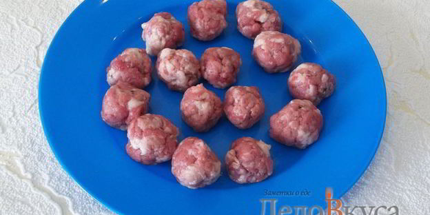 суп с фрикадельками и яйцом на мясном бульоне