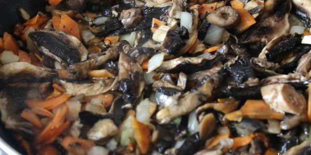 суп с шампиньонами и фарфалле на курином бульоне