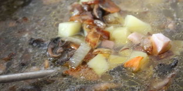 суп с шампиньонами и фарфалле на курином бульоне