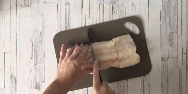 треска по-польски на рыбном бульоне с корнем сельдерея