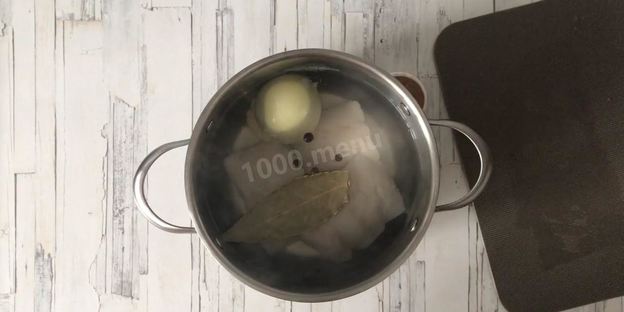 треска по-польски на рыбном бульоне с корнем сельдерея