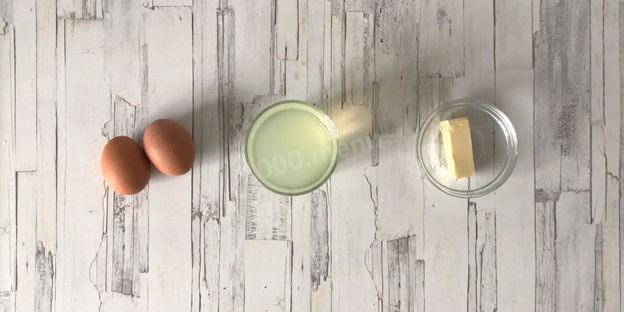 треска по-польски на рыбном бульоне с корнем сельдерея