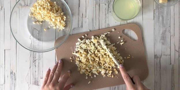 треска по-польски на рыбном бульоне с корнем сельдерея