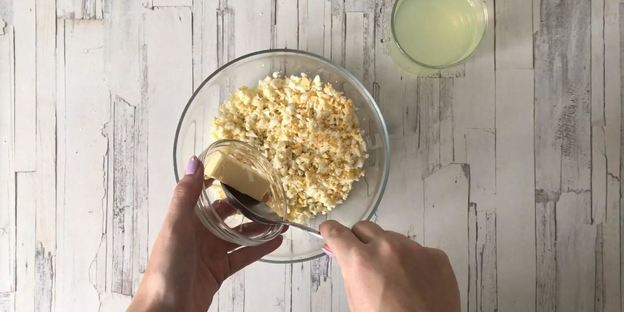 треска по-польски на рыбном бульоне с корнем сельдерея