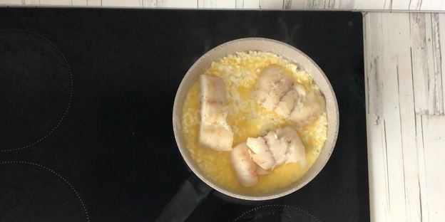 треска по-польски на рыбном бульоне с корнем сельдерея