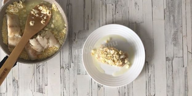 треска по-польски на рыбном бульоне с корнем сельдерея