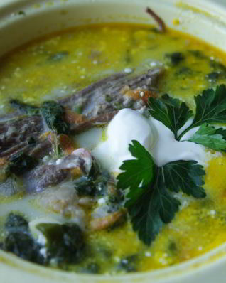 Зеленый борщ с крапивой, черемшой и шпинатом на говяжьем бульоне