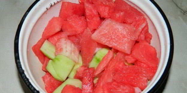 арбузный гаспачо в ледяной тарелке