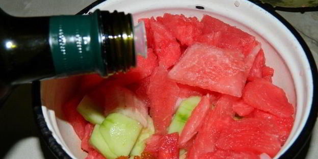 арбузный гаспачо в ледяной тарелке