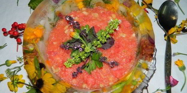 арбузный гаспачо в ледяной тарелке