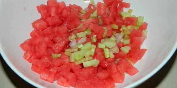 арбузный гаспачо в ледяной тарелке