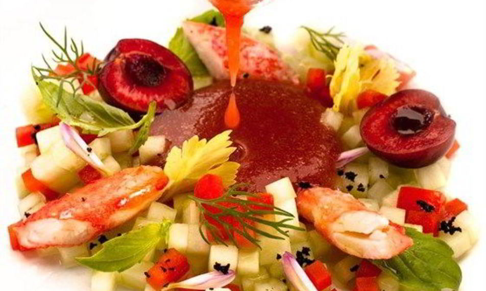 Рецепт гаспачо с черешней и крабом