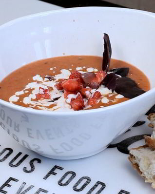 Гаспачо с клубникой и виноградом