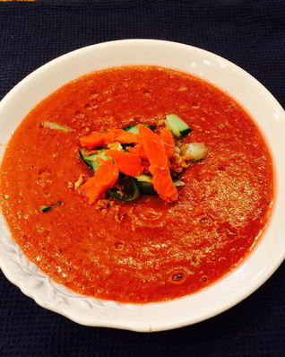 Гаспачо с вишней, лососем и копченой паприкой