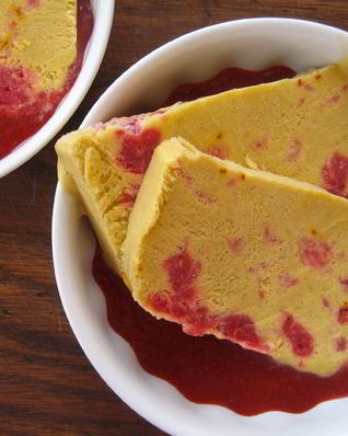 Клубничный гаспачо с семифреддо из манго, малины и шафрана