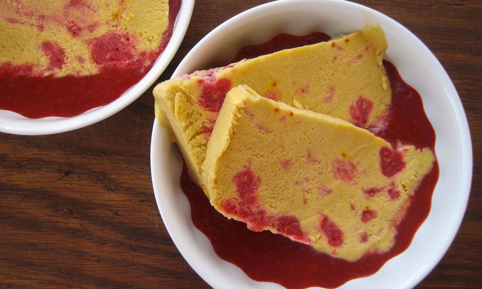 Рецепт клубничного гаспачо с семифреддо из манго, малины и шафрана