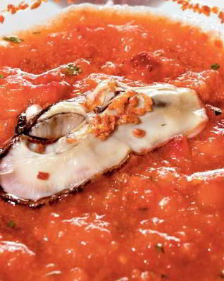 Клубничный гаспачо с устрицей и пылью из хамона