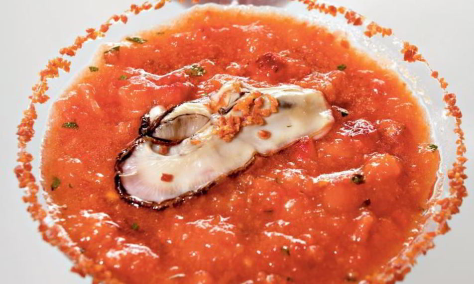 Рецепт клубничного гаспачо с устрицей и пылью из хамона