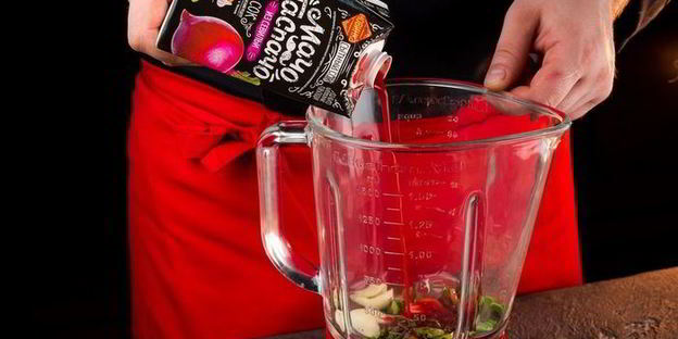 свекольный гаспачо с козьим сыром