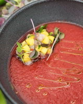 Томатный гаспачо и тартар из тигровых креветок