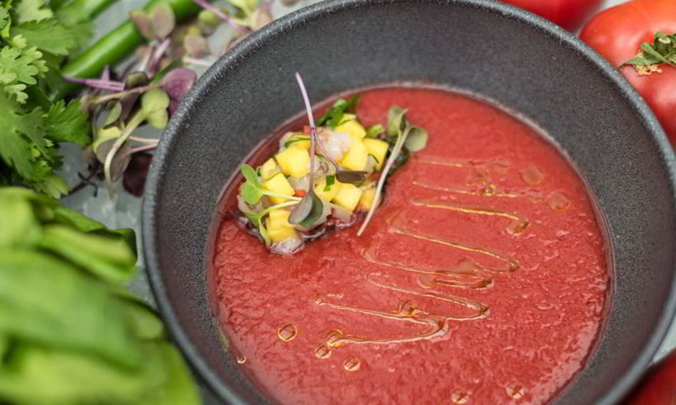 Рецепт томатного гаспачо и тартар из тигровых креветок