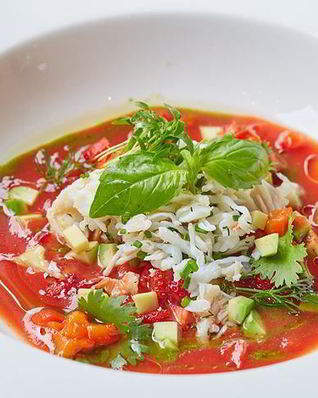 Томатный суп Гаспачо с печеным болгарским перцем, авокадо, мясом камчатского краба и тартаром из клубники