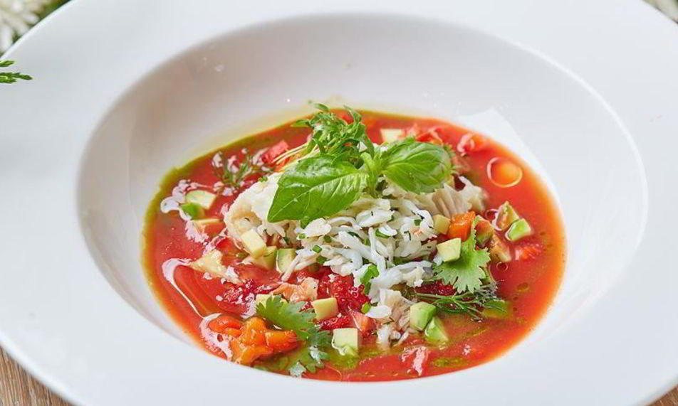 Рецепт томатного супа гаспачо с печеным болгарским перцем, авокадо, мясом камчатского краба и тартаром из клубники