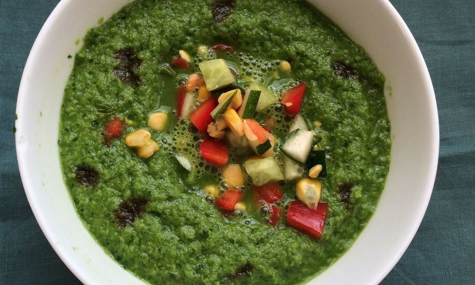 Рецепт зеленого гаспачо со щавелем и огуречно-кукурузной заправкой