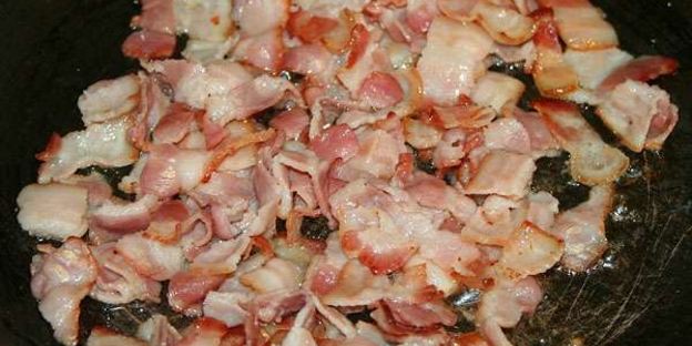 гороховый суп с копченой колбасой и беконом