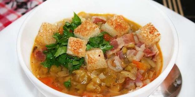гороховый суп с копченой колбасой и беконом