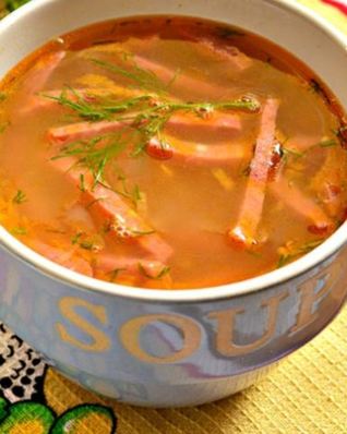 Гороховый суп с копченой колбасой и зеленью