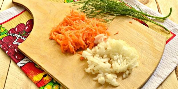 гороховый суп с копченой колбасой и зеленью