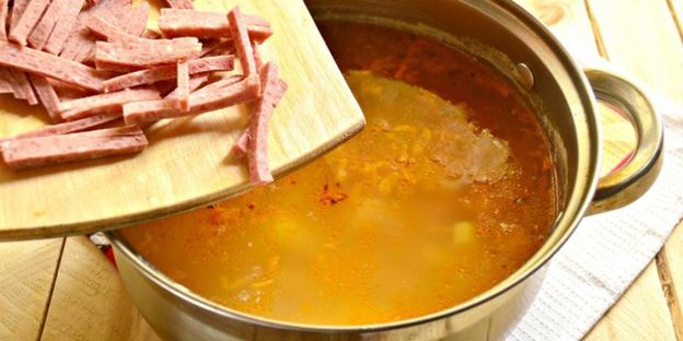 гороховый суп с копченой колбасой и зеленью