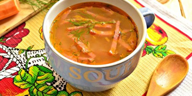гороховый суп с копченой колбасой и зеленью