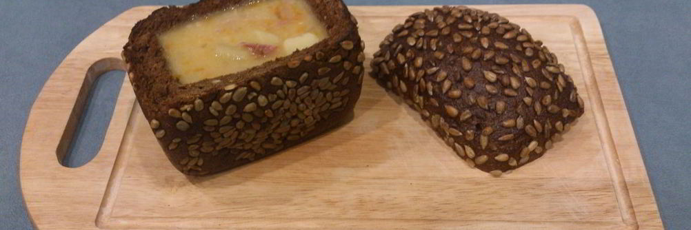 Гороховый суп с копченостями в хлебе