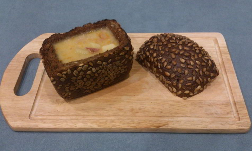 Рецепт горохового супа с копченостями в хлебе