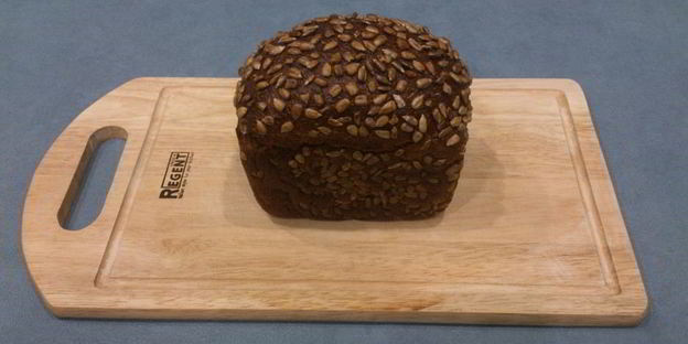 гороховый суп с копченостями в хлебе