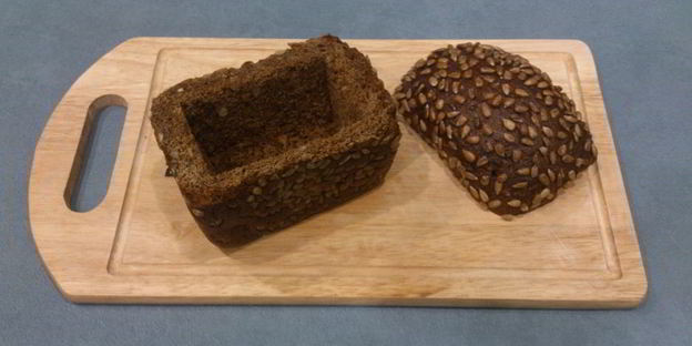 гороховый суп с копченостями в хлебе