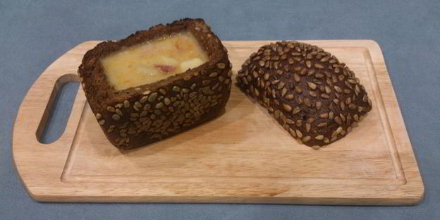 гороховый суп с копченостями в хлебе