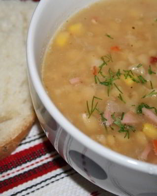 Гороховый суп с сосисками и сладкой кукурузой