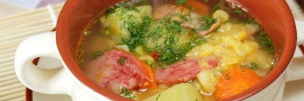 Суп с горохом и копченой колбасой