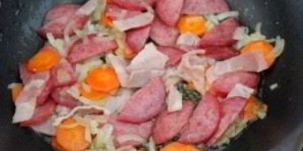 суп с горохом и копченой колбасой