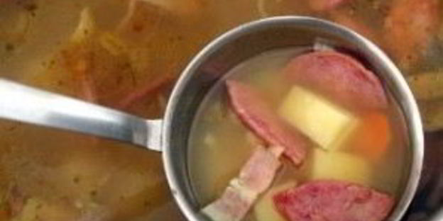 суп с горохом и копченой колбасой