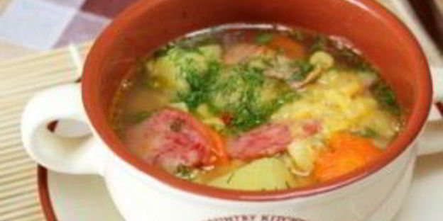 суп с горохом и копченой колбасой