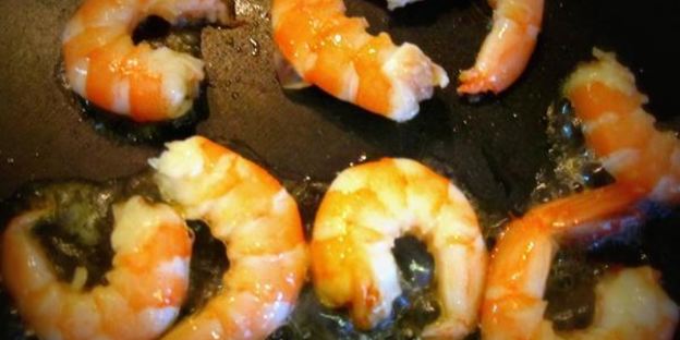 картофельный крем-суп с креветками и имбирем