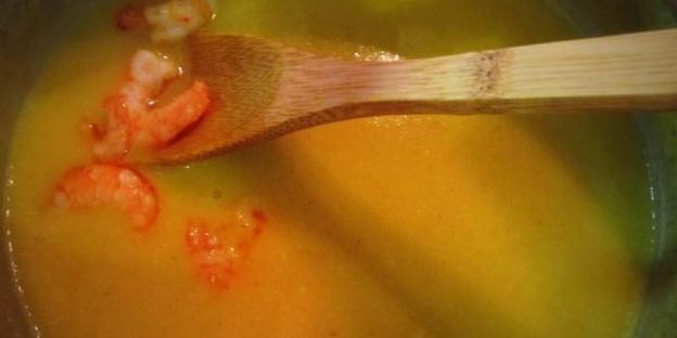 картофельный крем-суп с креветками и имбирем