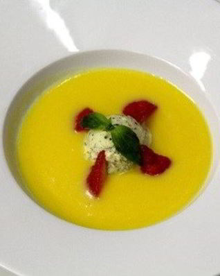 Холодный ананасово-кокосовый суп с мороженным из базилика