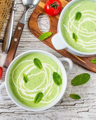 Холодный йогуртовый суп с горошком и мятой